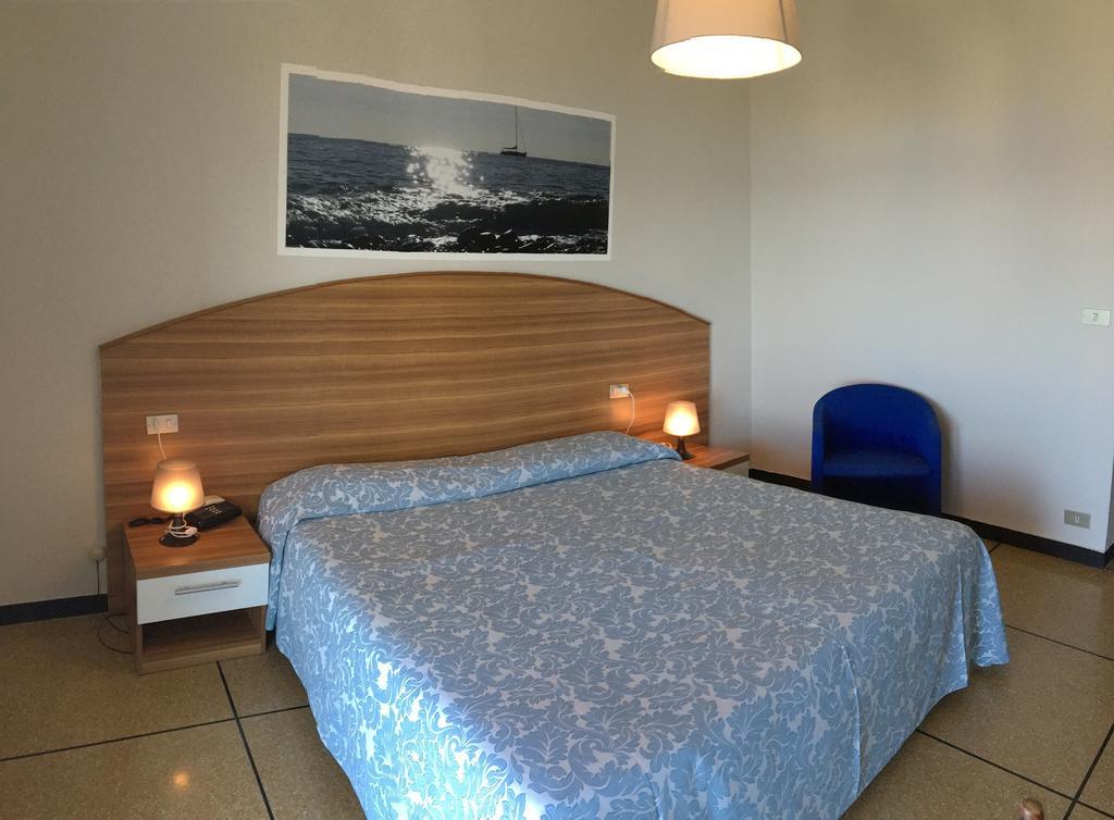 Hotel Mediterraneo Cavi di Lavagna Kültér fotó